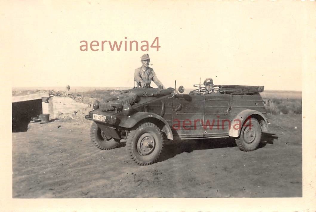 VW Kübelwagen vor Bunker in der Kalmückensteppe Russland Ostfron