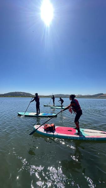 Remadores en SUP navegando el río Rapel a contraluz