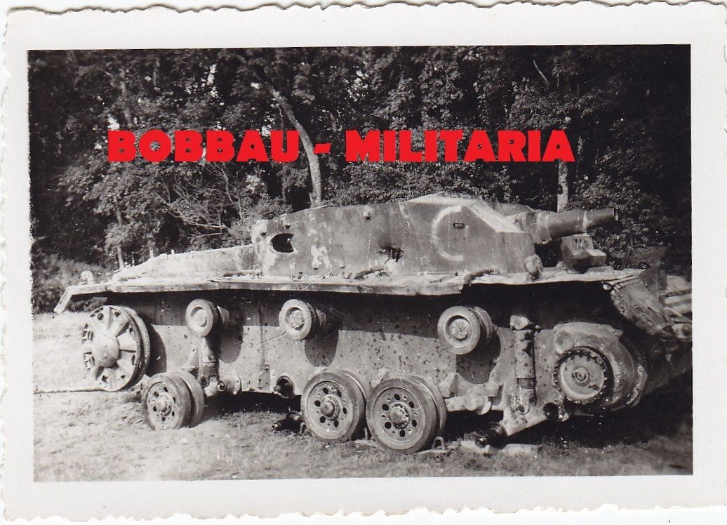 Sturmgeschütz STUG III mit Treffer an der Front 