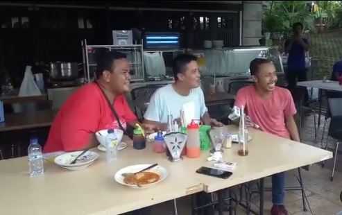 Para artis sinetron Tukang Ojek Pengkolan saat mampir di Waroeng Doel