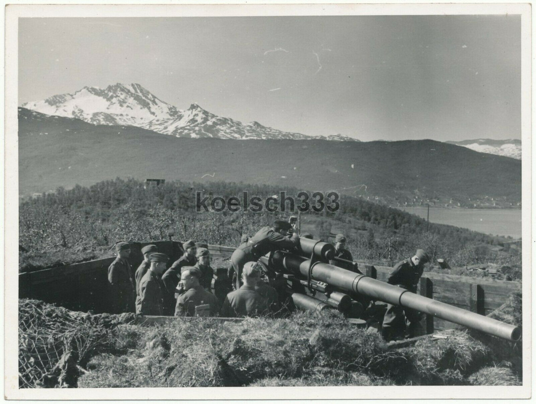 !!Foto Soldaten der Luftwaffe am 88 Flak Geschütz in einer Stellung in Norwegen2
