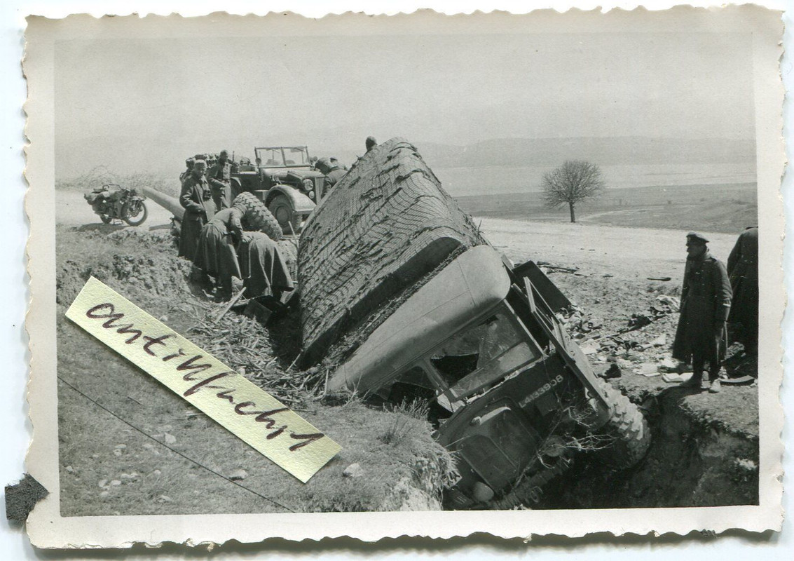 LKW L4133908 aus England mit Geschütz in Grieche
