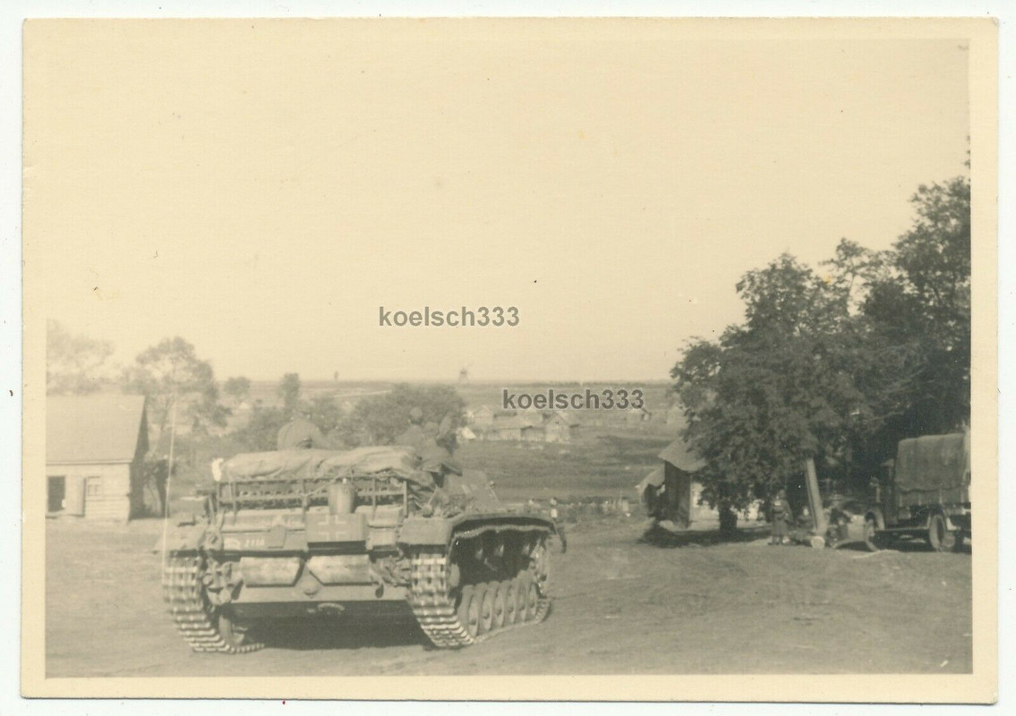 Foto Sturmgeschütz Panzer auf dem Vormarsch bei Kingisepp in Russland 1941