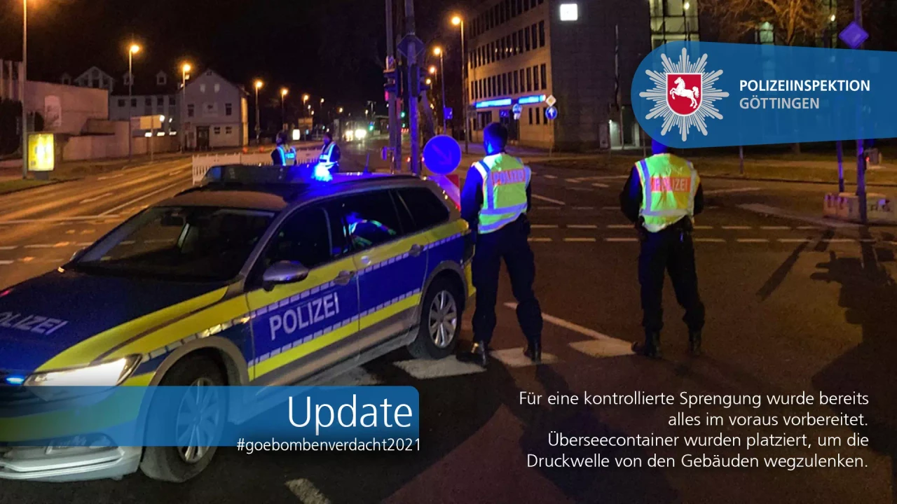 Agentes de la policía de Gotinga, en una de las zonas cortadas al tráfico. TWITTER POLICÍA GOTINGA