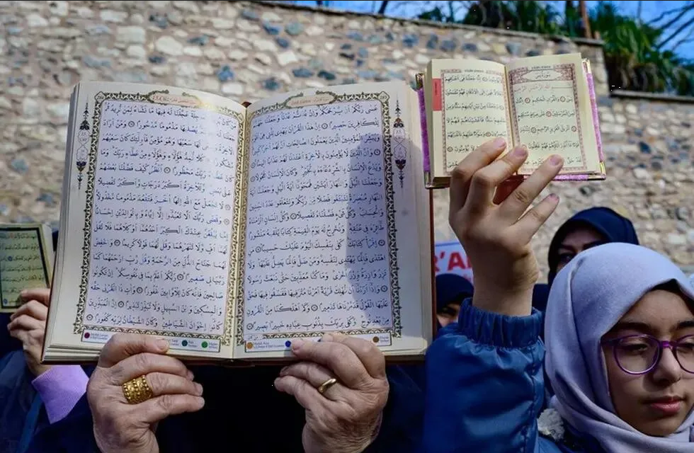 Mujer en Pakistán condenada a cadena perpetua por quemar páginas del Corán