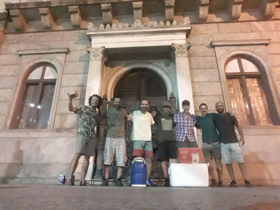 na-frente-do-museu.jpg