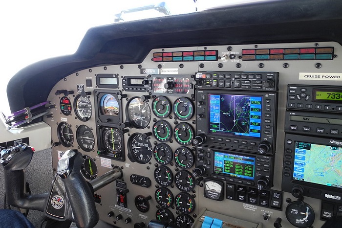 Ilustrasi flight management system (FMS), komponen penting berupa komputer di pesawat yang  mengotomatiskan berbagai macam tugas dalam penerbangan.