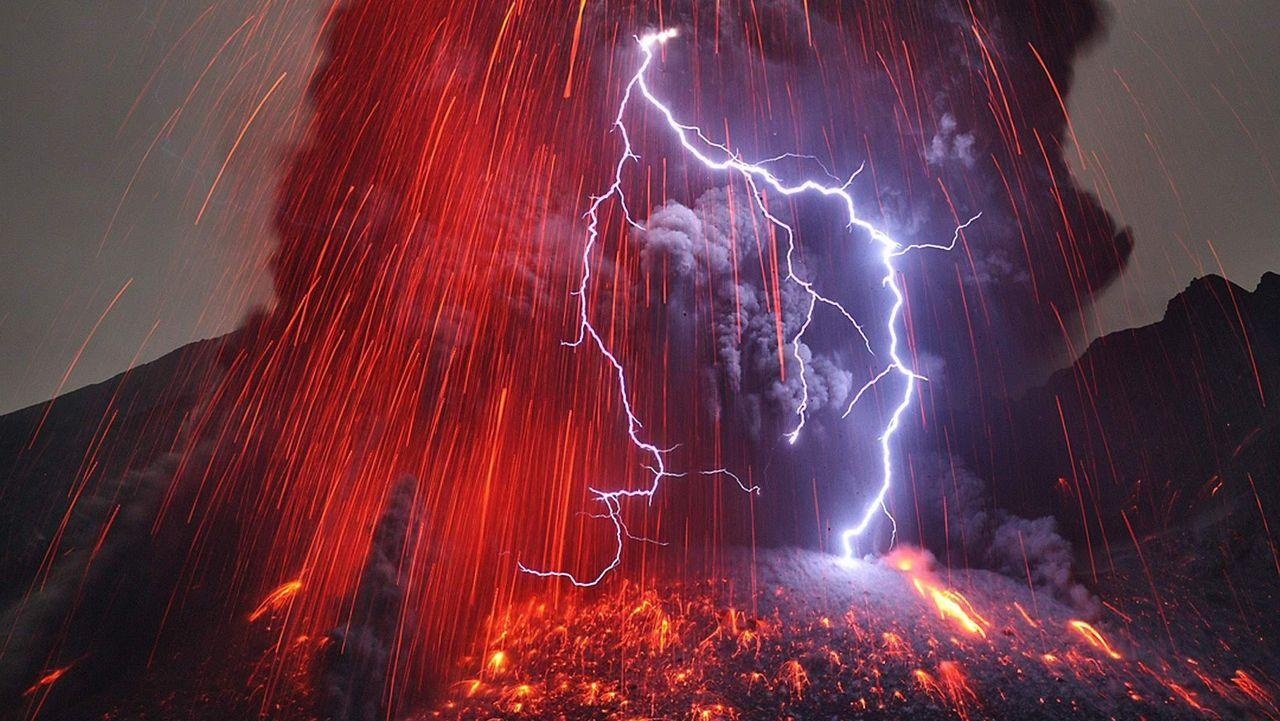 Captan un rayo volcánico sobre el cono principal del Volcán La Palma