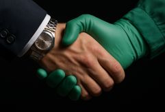 Pessoa em frente a um computador realizando faturamento médico