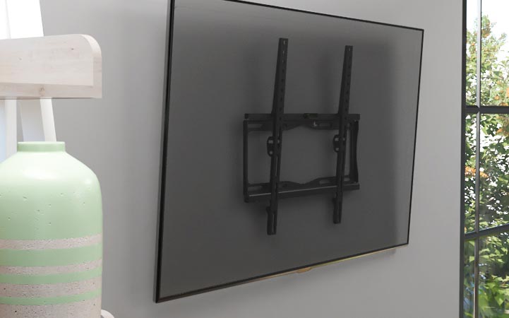 Soporte de pared fijo Xtech mostrando su diseño de bajo perfil.