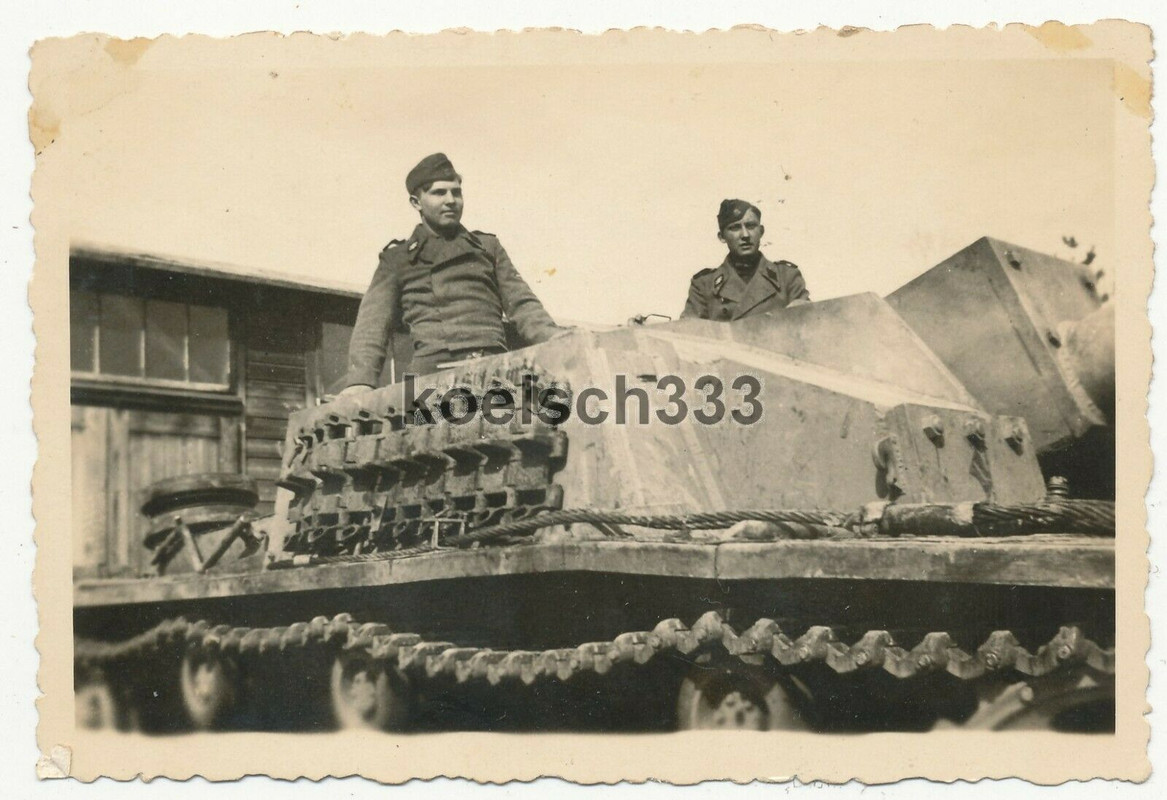 Foto Panzermänner im Sturmgeschütz Panzer im Heidelager 1944 StuG Langrohr KwK
