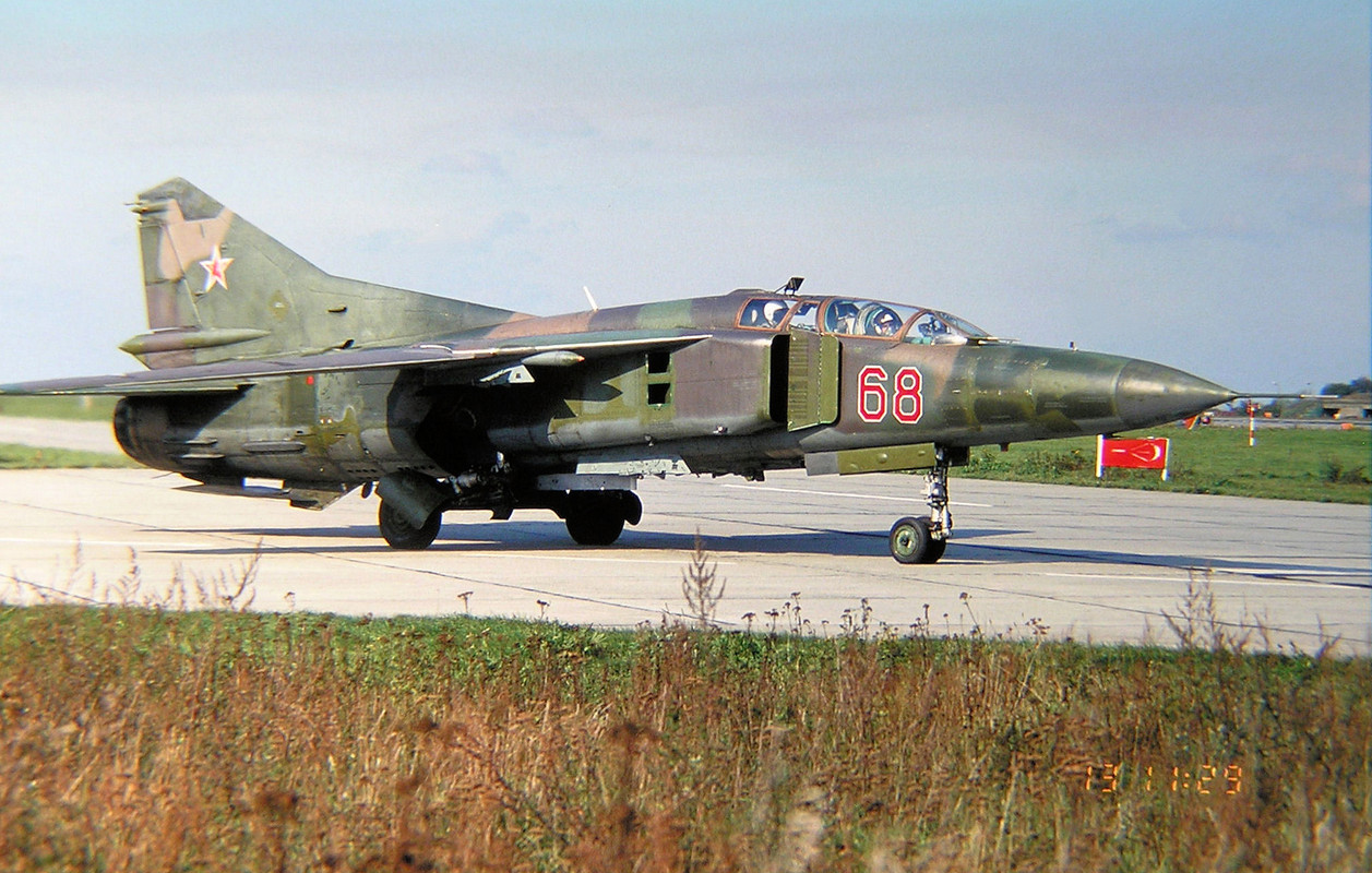 296 IAP Mig-23UB 68 Red_8902710 (6)