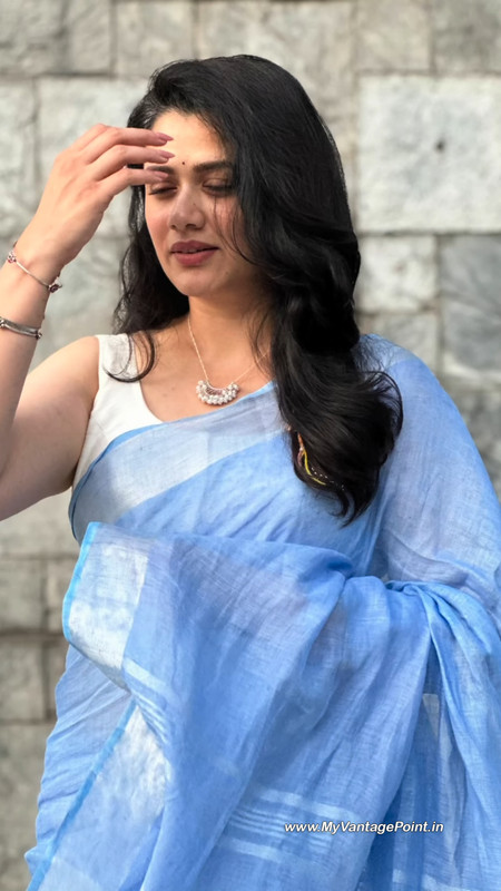 1-Girija-Oak-Godbole-Photos-in-Blue-Saree-and-White-Blouse-in-Lallantop-Interview-My-Vantage-Point