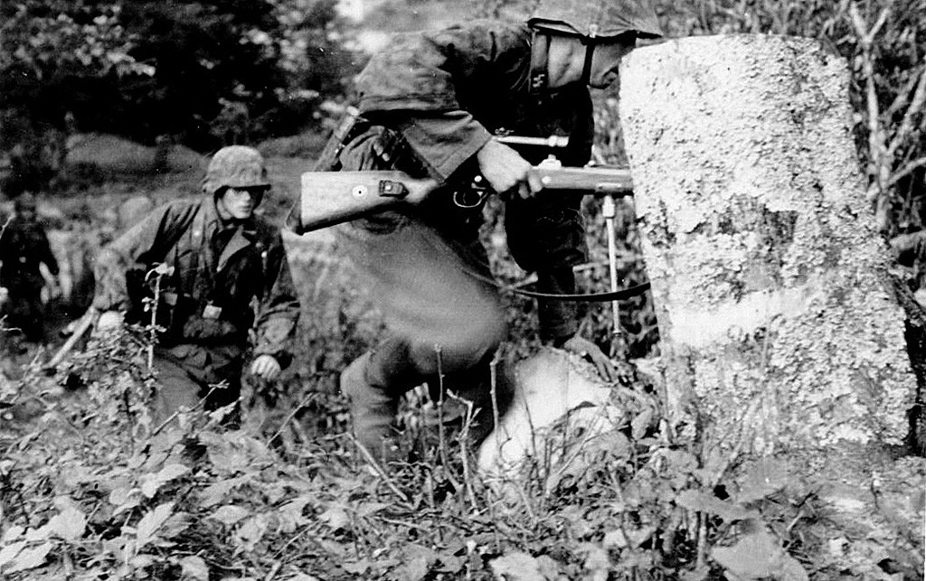 Soldados de las SS toman posiciones a las afueras de Grozny