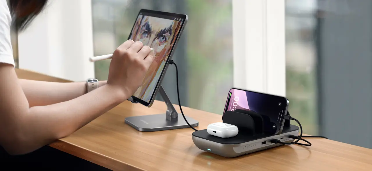 Detalle de los puertos USB-C, USB-A y la base de carga inalámbrica Qi del Dock5.