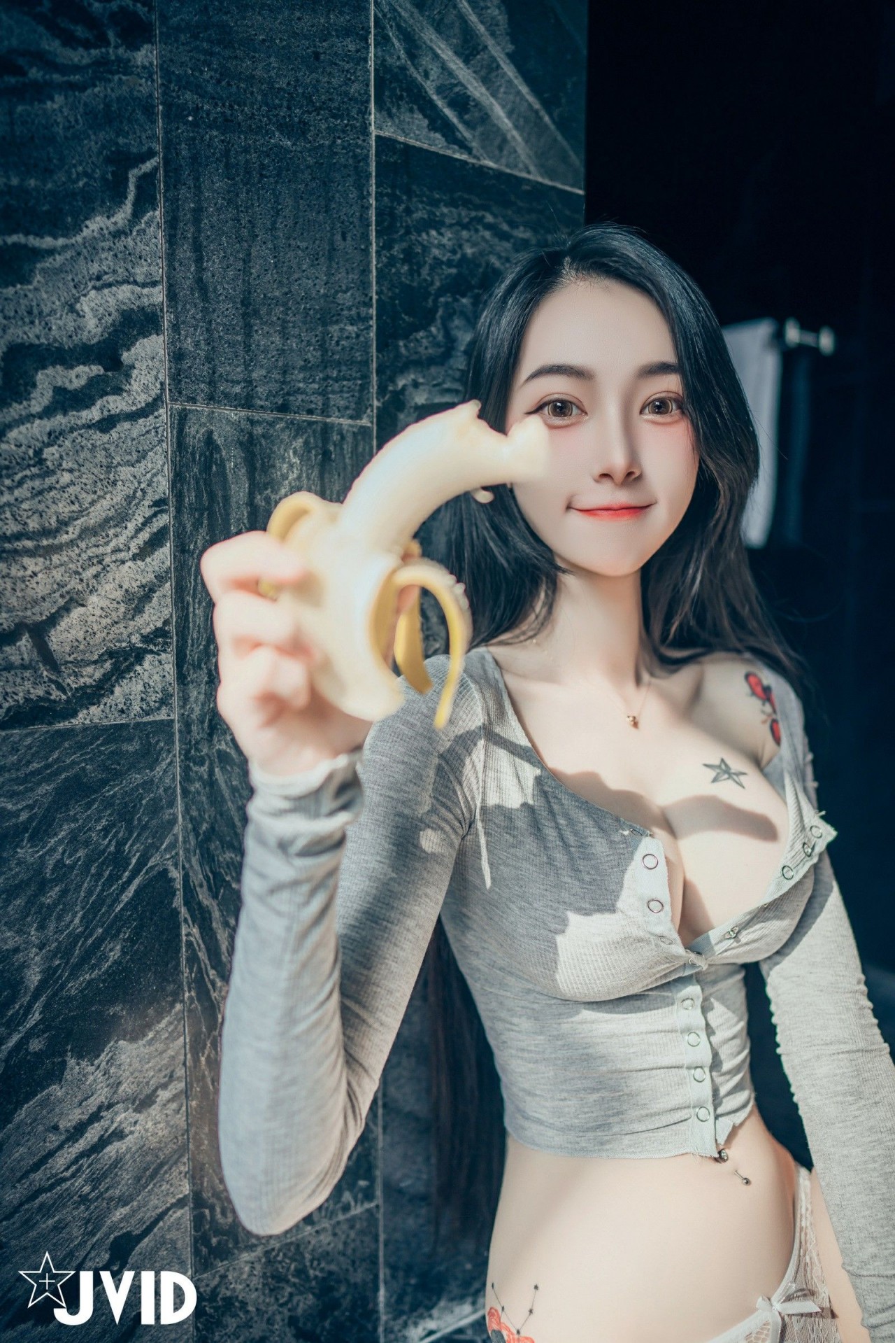 JVID飄飄《巨乳甜點女神》写真作品， 黑色透视，蕾丝内裤的性感时刻插图4