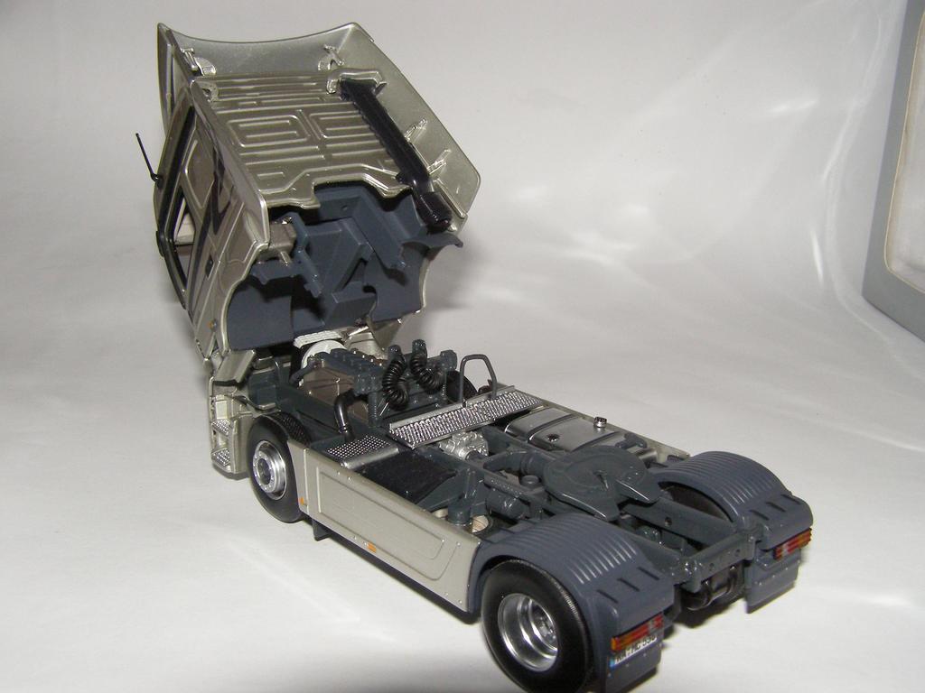Mercedes Benz Axor by Minichamps (8)