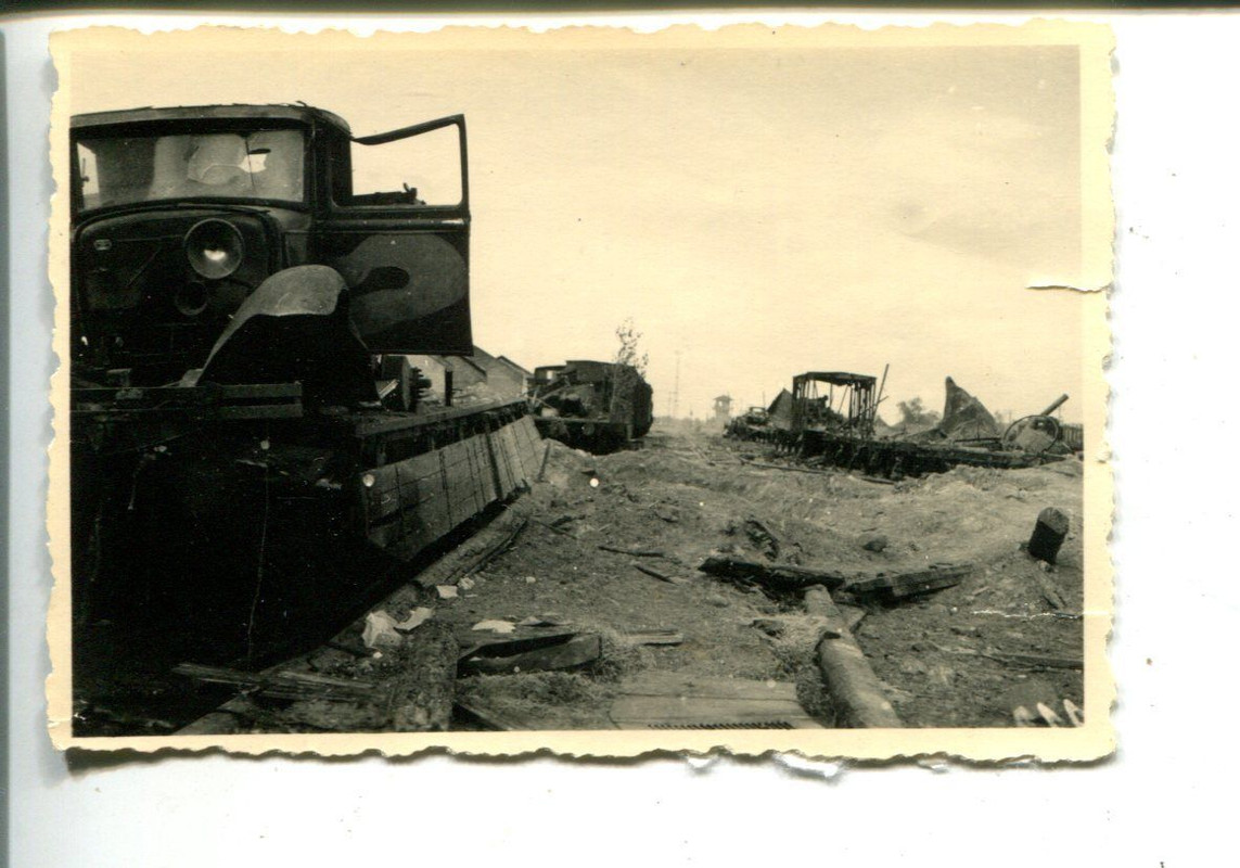 Orig.Foto zerstörte Russische Fahrzeuge LKWs und