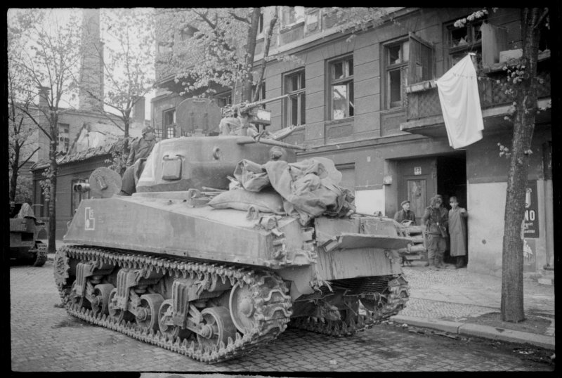 1-й Белорусский фронт. Танк М4А2(76)W Шерман на улице Берлина.
