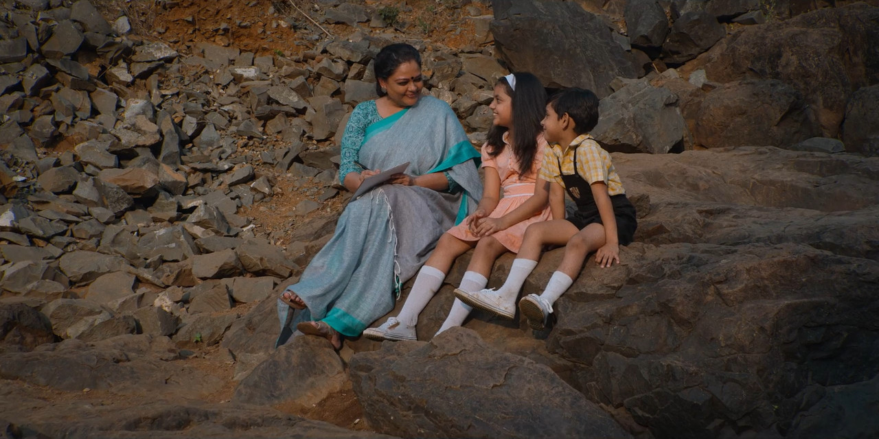 Tribhanga 2021 WebRip [Hindi + Tamil + Telugu] 480p 720p ESub Screenshot