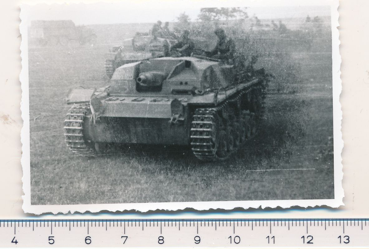 2.WK Kameraden mit Sturmgeschütz