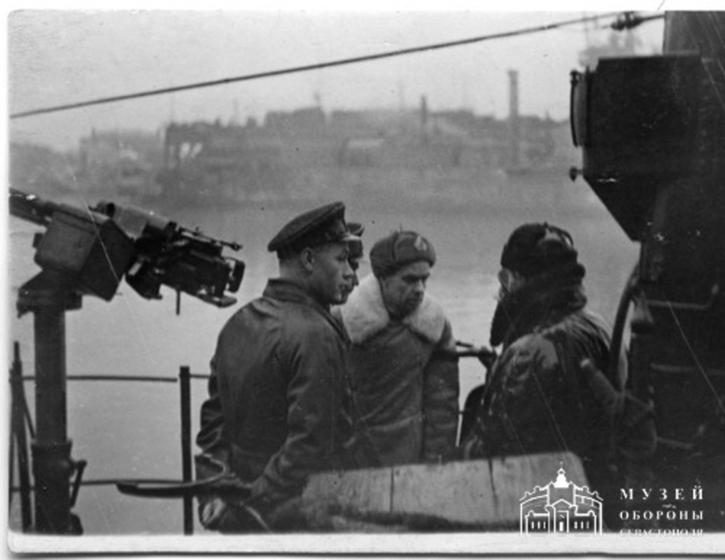 Болтунов Павел Иванович (в центре) – командир БПЛ, Куделя Андрей Сергеевич (слева первый) – заместит