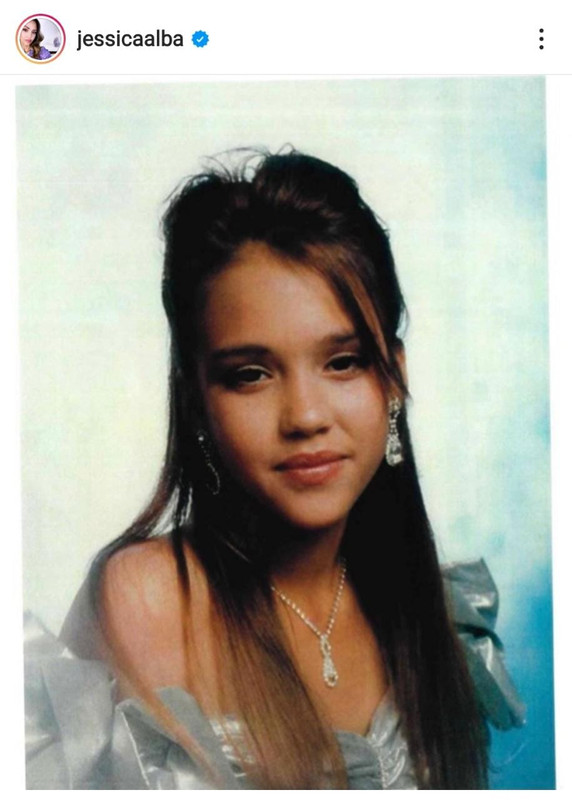 Foto de Jessica Alba con vestido de quinceañera causó furor en Instagram