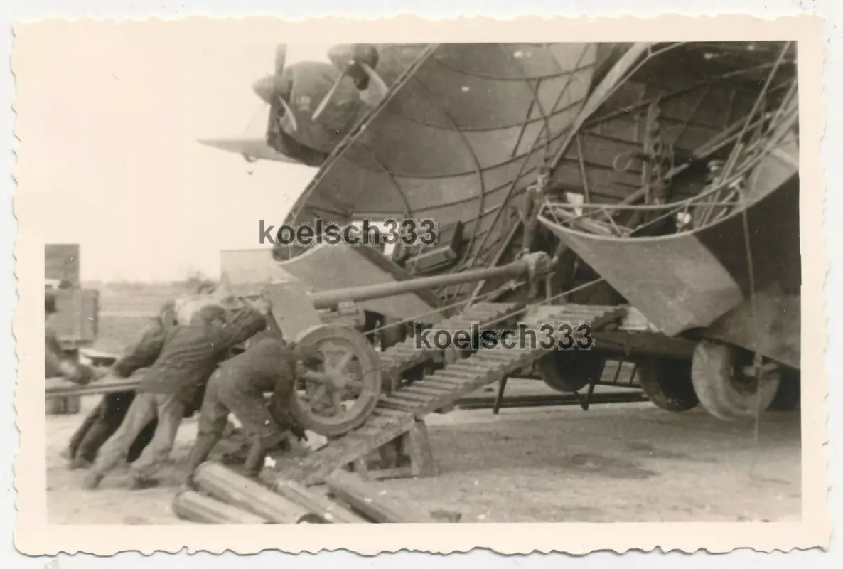 Foto Luftwaffe Transportgeschwader 5 PaK für Afrika Korps in Me 323 Flugzeug