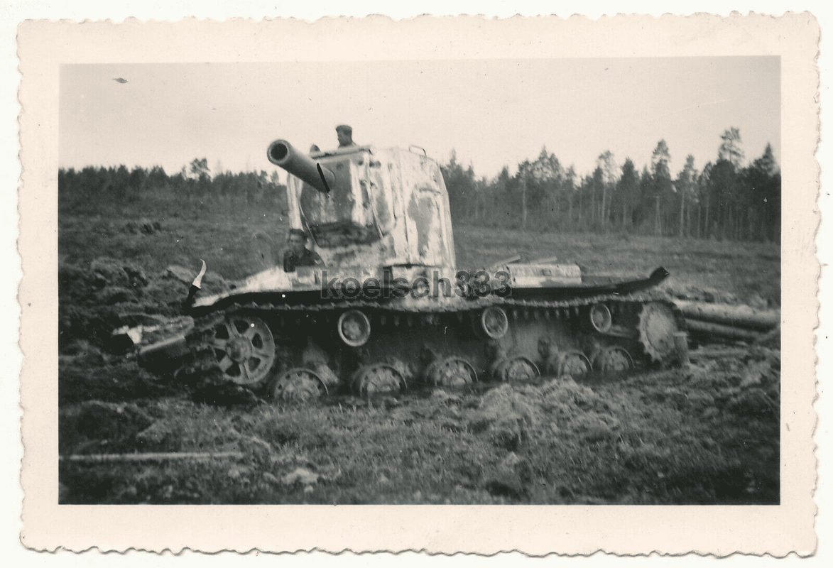 Foto Novaya Maluska russischer KW II Panzer mit Wehrmacht Beute Balkenkreuz  (3)