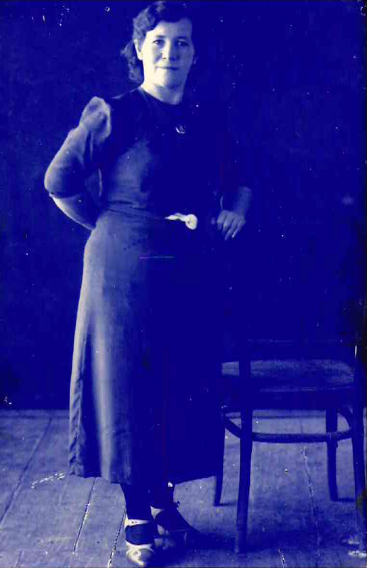 Савичева (Крадинова) А.А. на фото 32-33 года