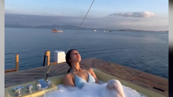 Momen seru Anya Gerladine saat liburan di Labuan Bajo.

