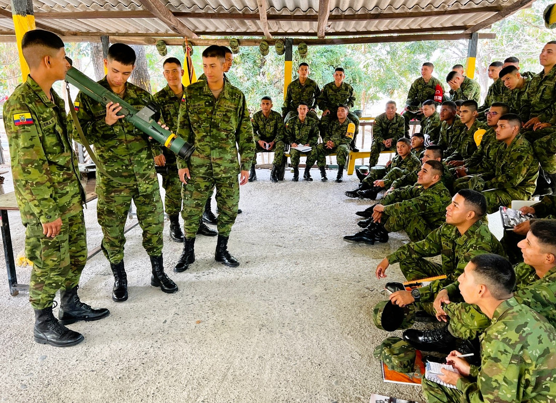 El Ejército de ​Ecuador se adiestra en el uso del lanzacohetes español C-90