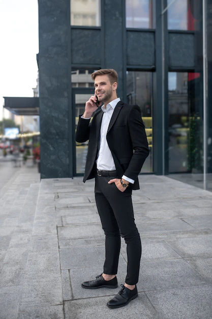 hombre-joven-elegante-traje-negro-259150