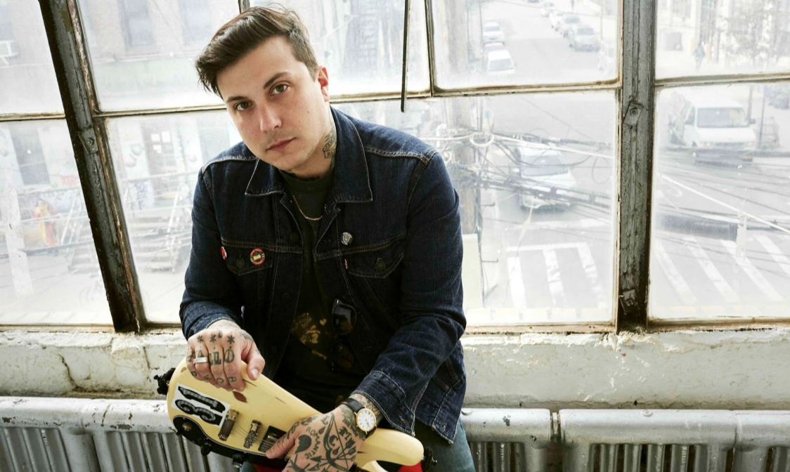 Kerrang!, "Frank Iero: ​“I’d like to think my confidence has grown exponentially as an artist, but you still have those moments of self-doubt”" [Traducción] [15.01.2021] Frankiero-thefutureviolentspromohead