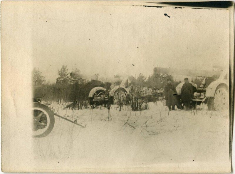 Военнослужащие рядом с захваченными немецкими пушками.