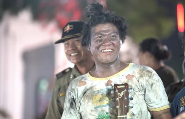 Andika Pratama saat prank menjadi gelandangan di Kota Lama Semarang.