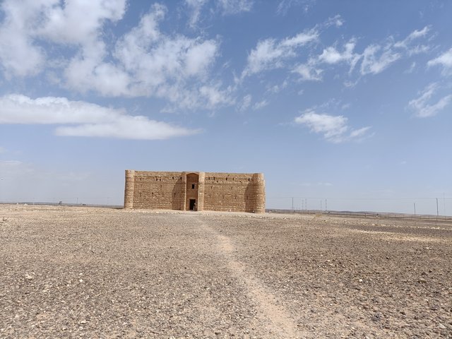 https://i.postimg.cc/TYDNCVXr/Qasr-Al-Harranah-1.jpg