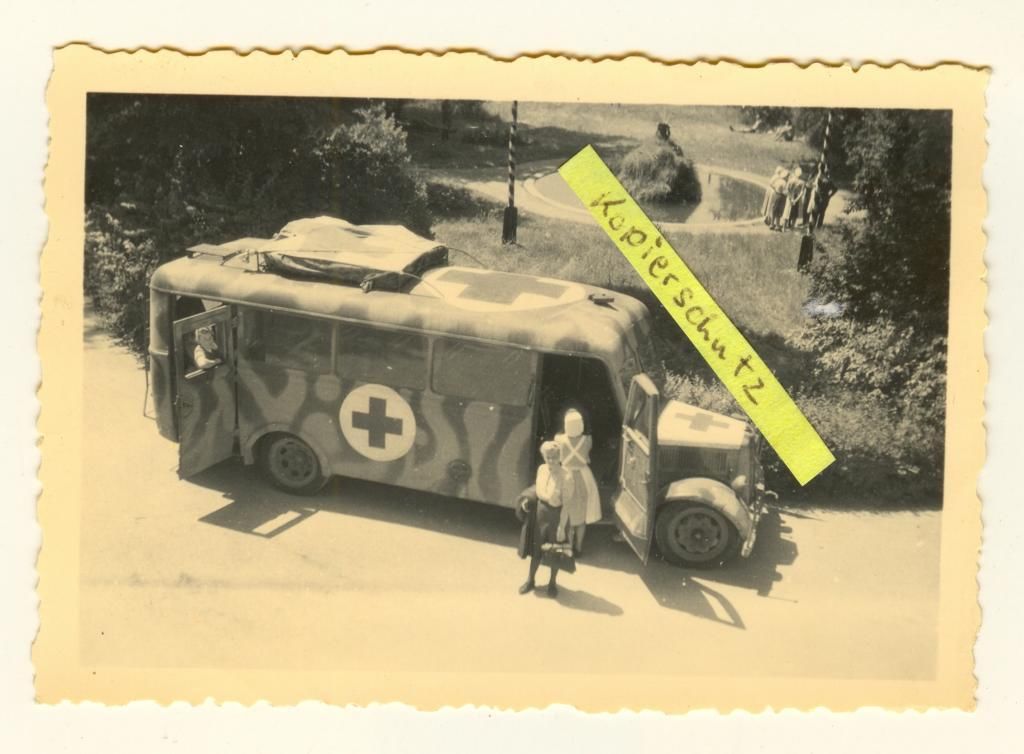 Sanitätsbus mit Tarnmuster Camo 2.WK