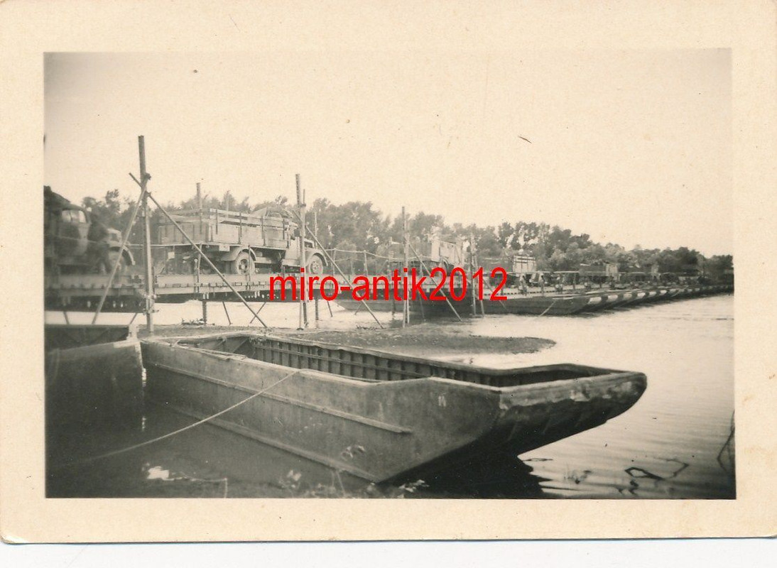 Foto, Wehrmacht, Lkw's auf einer Pontonbrücke in