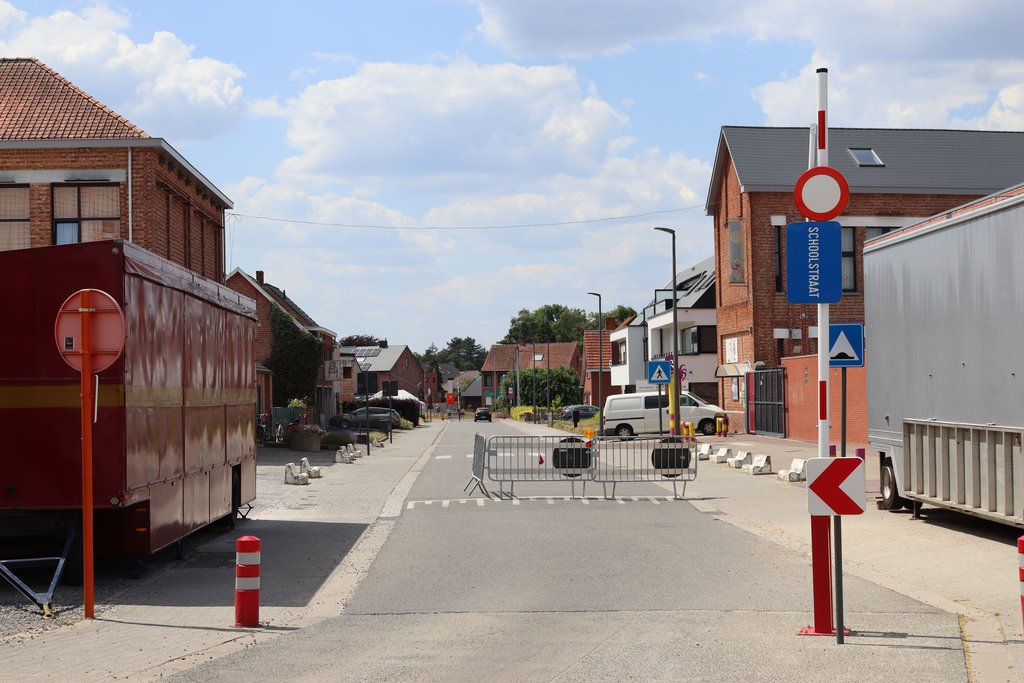 slagboom langs de kant van de herseltsesteenweg