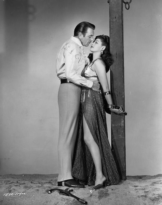 Yvonne_De_Carlo_a60