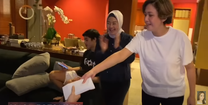 Pemberian hadiah berupa segepok uang untuk El Rumi yang tengah berulang tahun