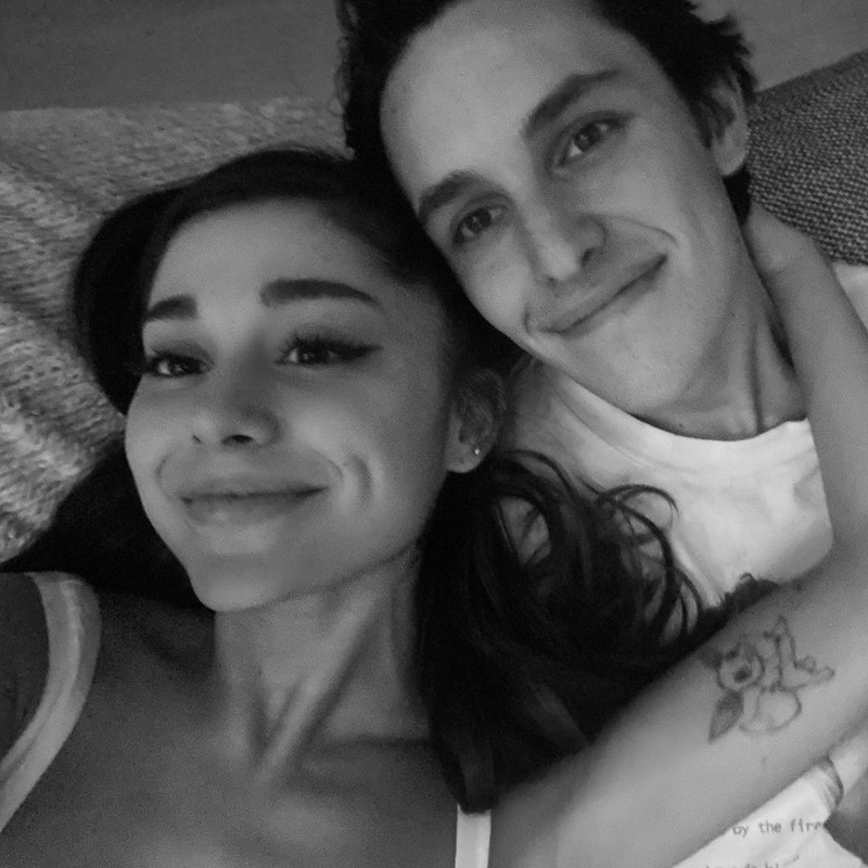 Ariana Grande resmi menikah dengan kekasihnya, Dalton Gomez.