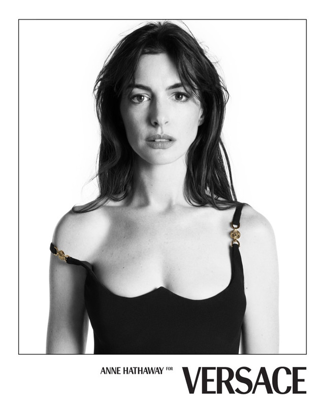 Anne Hathaway nella campagna Versace Icons