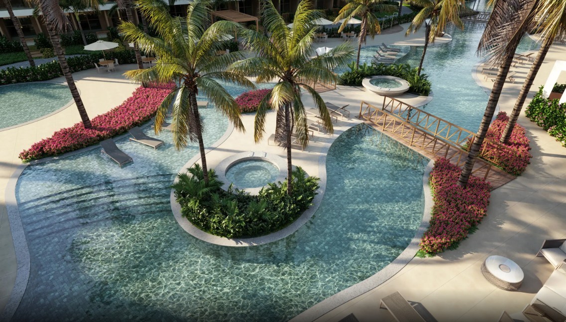 Complexo de piscinas com borda infinita e deck