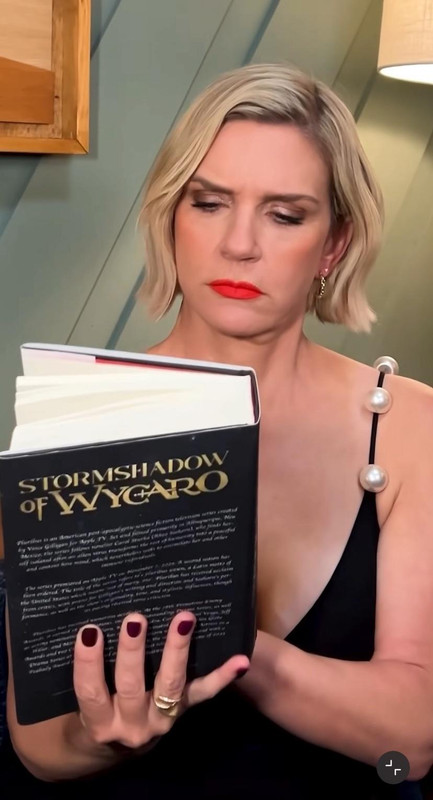 Rhea Seehorn Fans znz457dlnmkh1