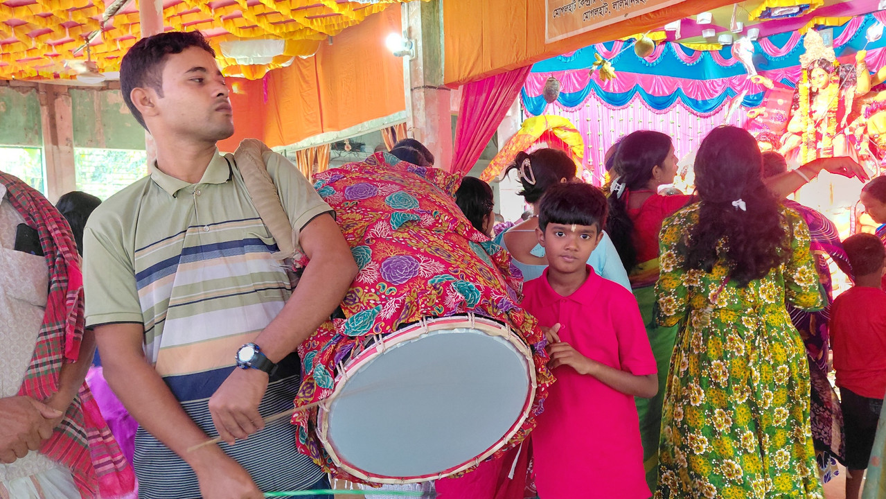 রংপুরের গ্রামাঞ্চলে পেশাদার ঢাকি না পেয়ে ঢাক বাজাচ্ছেন পূজা কমিটির সদস্যরা