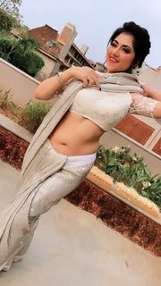 [Image: Reema-Navel-Queen-mkv-snapshot-00-03-202...-39-48.jpg]