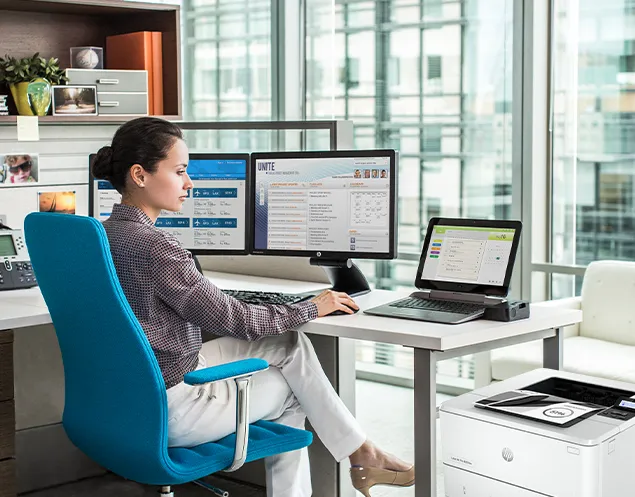 Impresora HP LaserJet Pro 4003dw en un ambiente de oficina.