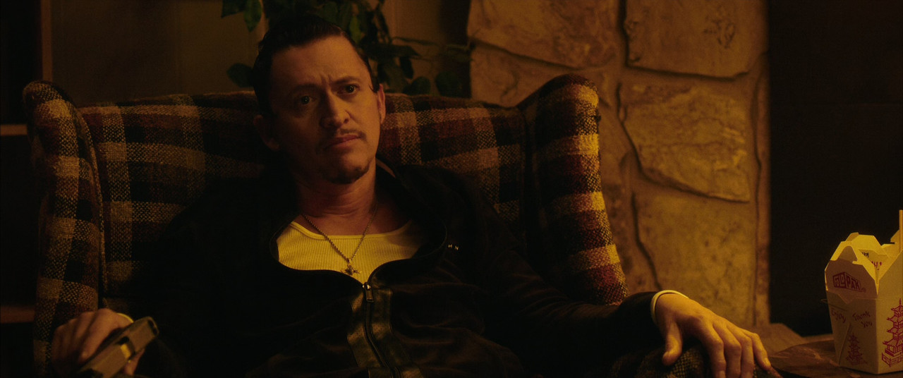 Small Town Crime (2017).mkv_snapshot_00.45.04_[2018.03.17_19.26.